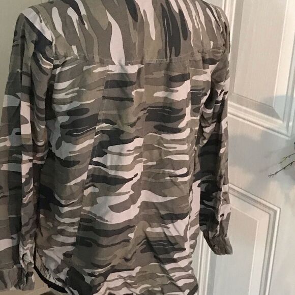 Style Envy Camouflage Green Button Up Blouse Small - Picture 6 of 16
